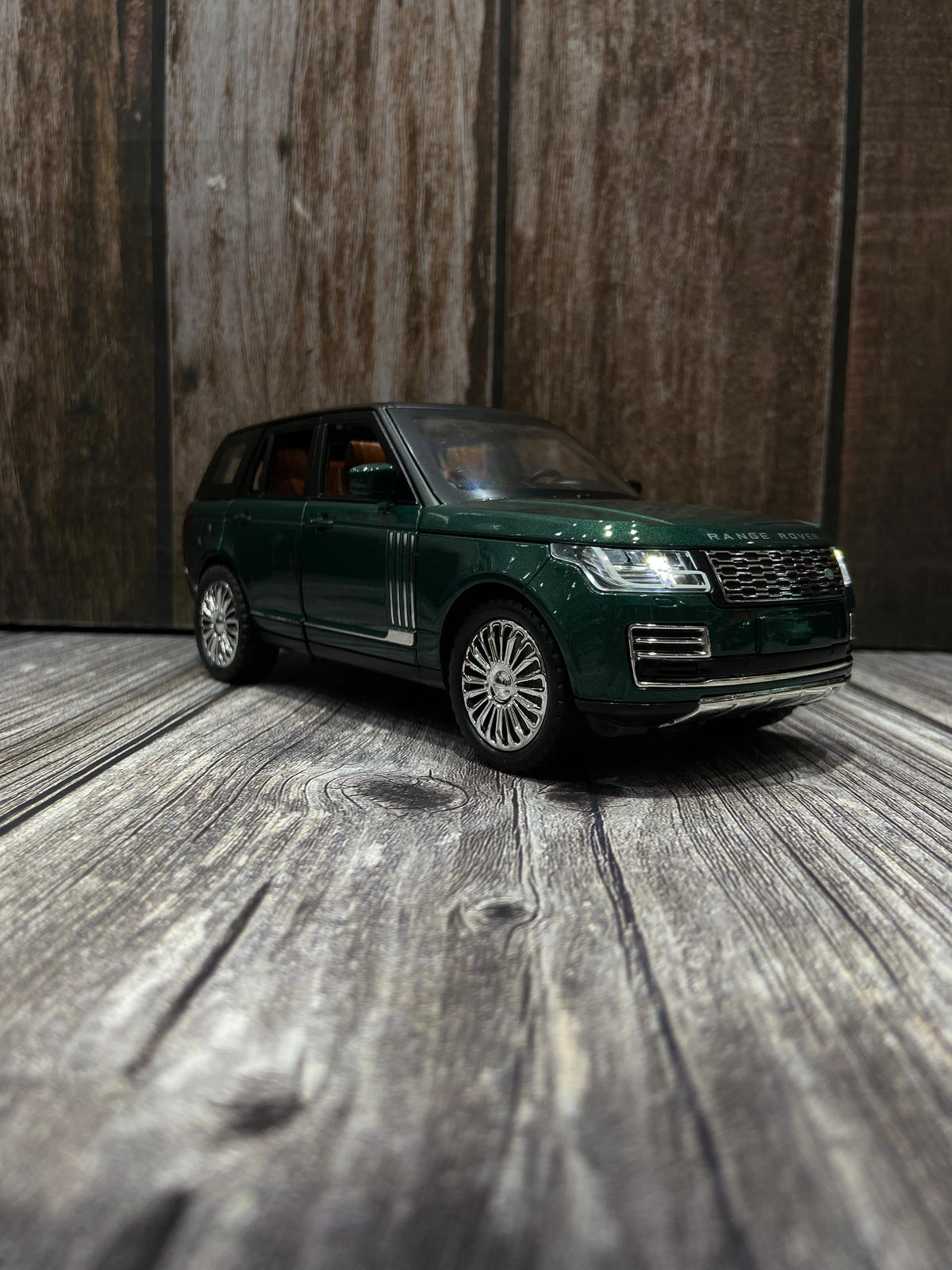 Royal Range Rover - Heritage Edition British Racing Green 1:32 Scale Die-Cast SUV Model | Pull-Back Action | Light & Music | Premium Collectible Toy Car