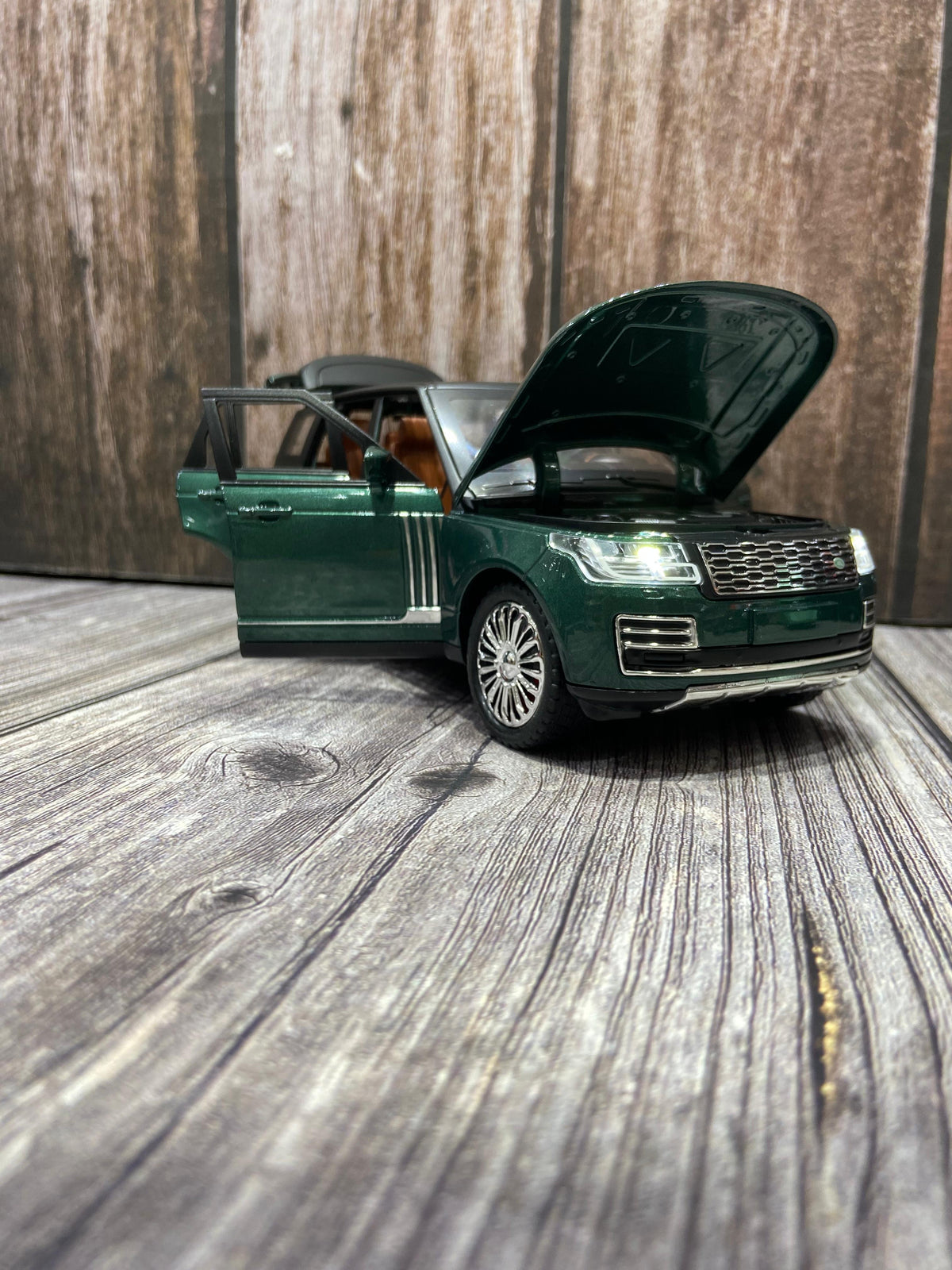 Royal Range Rover - Heritage Edition British Racing Green 1:32 Scale Die-Cast SUV Model | Pull-Back Action | Light & Music | Premium Collectible Toy Car