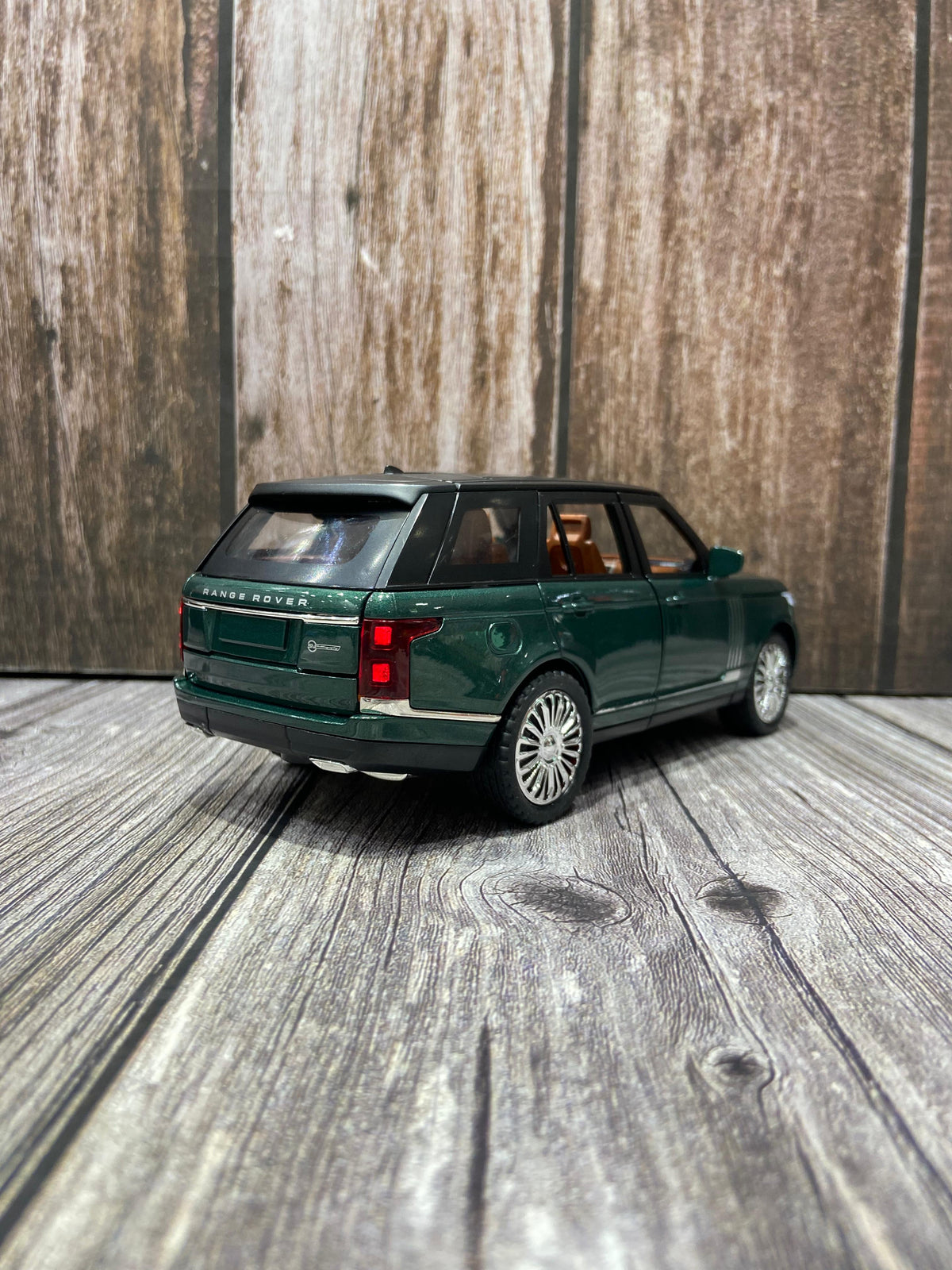Royal Range Rover - Heritage Edition British Racing Green 1:32 Scale Die-Cast SUV Model | Pull-Back Action | Light & Music | Premium Collectible Toy Car